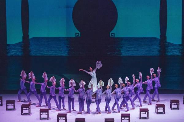 中国苏州《忆江南─芭蕾精品荟萃》芭蕾舞盛宴，正式公演，吸引观众及贵宾的目光。