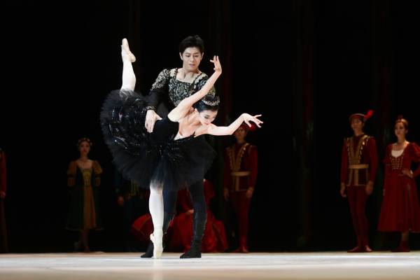 古典芭蕾舞《天鹅湖》第三幕的精选表演片段，为观众带来惊喜。