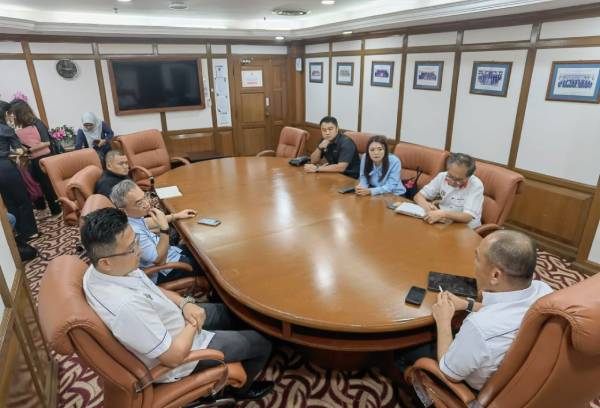 5名行动党议员针对无车区计划及改道，与市长（中）会面，右起郭子毅、林朝雁、刘志俍、谢守钦及邱培栋。