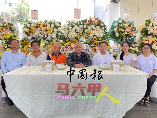 黄循霖（左4）宣布，成立拿汀威拉孙桂润治丧委员会。左起为陈仲涵、黄瑞满及刘瀚扬；右起为黄雪琳、张嘉仪及黄良德。