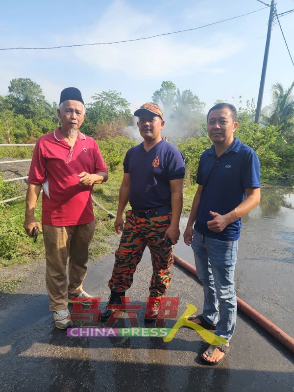 甘榜惹拉当乡理会主席欧玛（左）及乡理会理事刘金辉（右），向消拯员了解灭火工作。