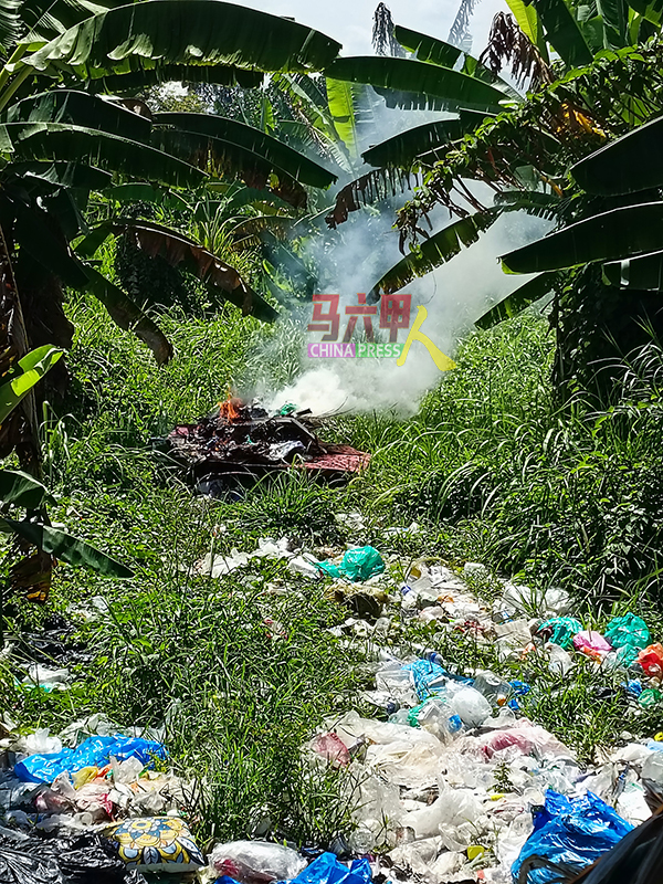 回收品堆积处也有公开焚烧活动，加剧环境污染。