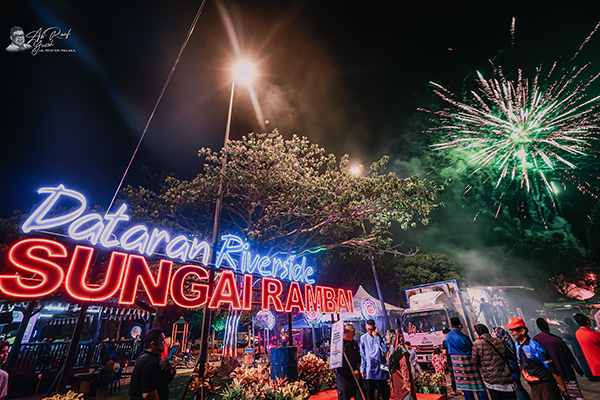 马六甲开斋节传统糕点及佳节油灯嘉年华活动，非常热闹。