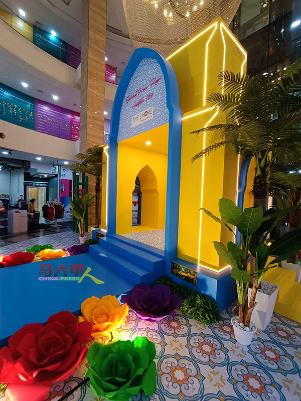 烁．购物廊的布置背景周围，也设有许多色彩鲜艳的花朵衬托。