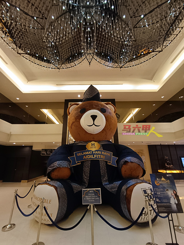 ■惠胜酒店大堂的巨型熊仔，换上马来传统服饰迎接开斋节的到来。