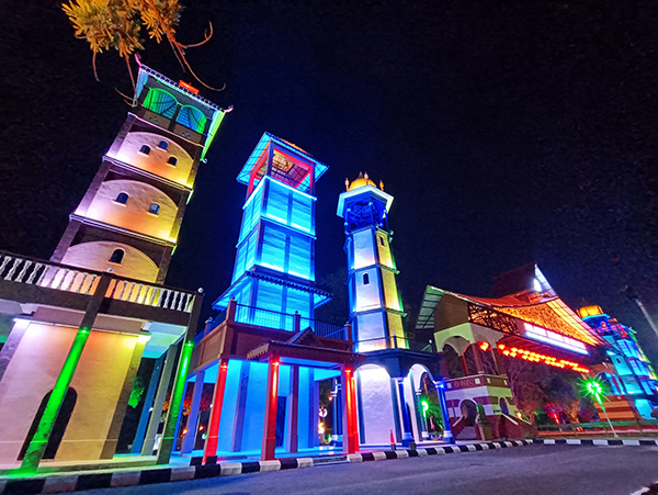 马六甲爱极乐拱门休息站，以美丽灯饰装饰，夜景非常美丽。