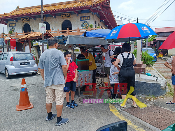 天气炎热加上烟霾的出现，不少民众及游客在青云亭附近饮料摊喝凉茶解渴降温。