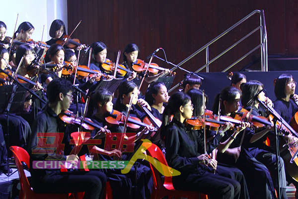 音乐社团为《培风图南》演奏背景音乐，声乐让人陶醉。