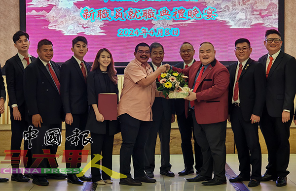 陈为宝（右3起）在陈传松及陈天场见证下，赠送水果礼篮给青年团监誓人兼马来西亚陈氏宗亲总会青年团总团长陈志豪。