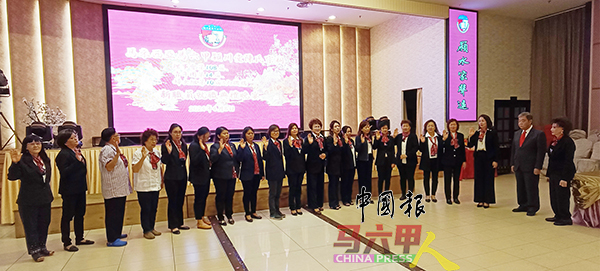陈冯金英（右起）联合陈天场，为妇女组新届理事宣誓就职主持监誓仪式。
