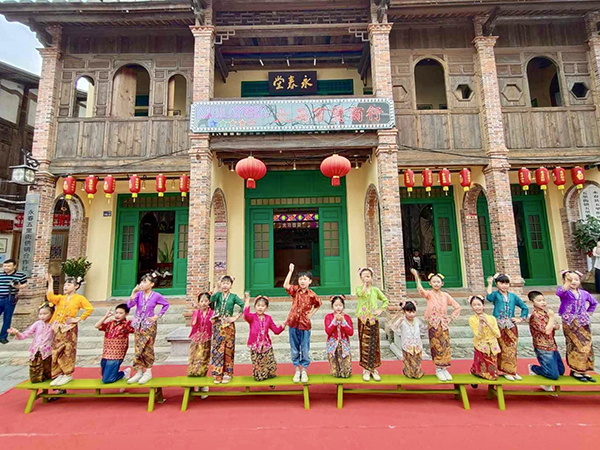 ■儿童们一致身穿峇峇娘惹服装在体验店前呈献表演，形成一道美丽的风景线。