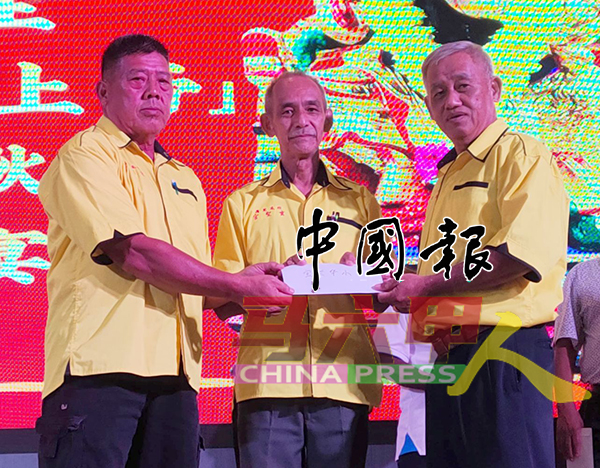 黄顺福（左）及余德成（右），联合移交义款给宝兰华小董事李城南。