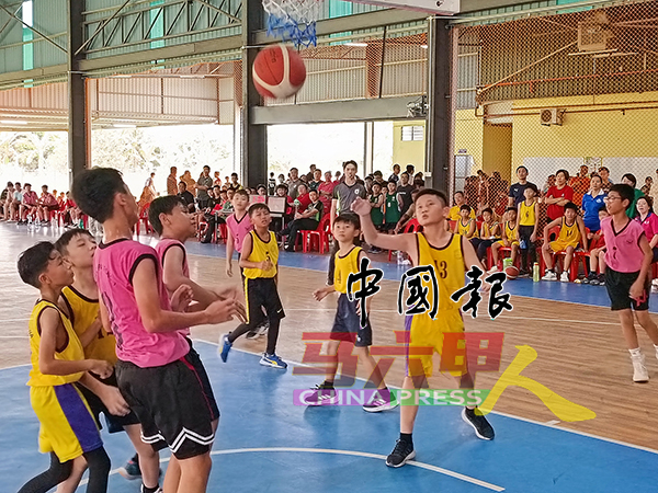 篮球队员积极投入比赛，以争夺荣誉，为校增光。