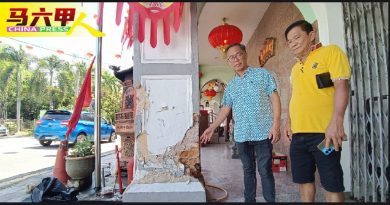 货卡疑失控撞轿车柱子 影响关帝庙结构   忧随时倒塌