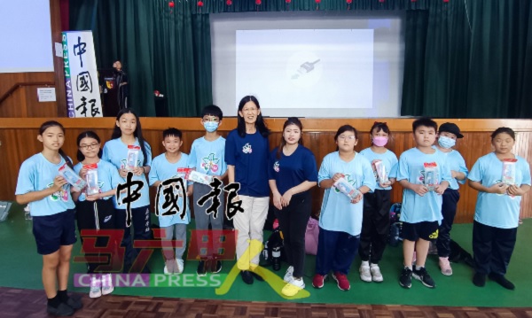 学生们成功抢答，获得邓月璇（左6起）及朱淑慧赠送精美笔盒。