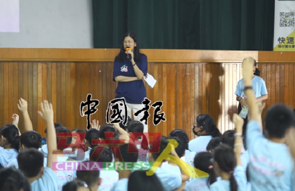 邓月璇在会上发问，获得学生们踊跃抢答。