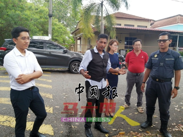 骆慧茹（右3起）、佐哈里与傅宏沅，到场了解实况。