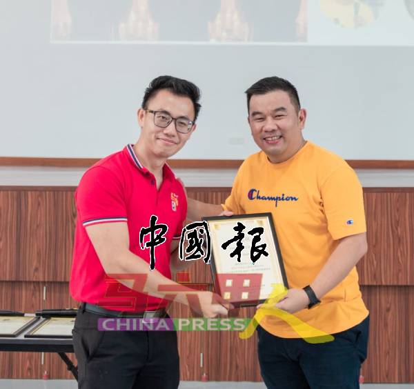 骆文杰（左）赠送纪念品给赞助场地的蒙福青年培育学院董事李京耀。