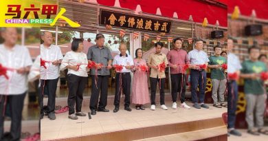 阿当阿里参与卫塞节庆典 见证庄严浴佛仪式   大展各族和睦精神