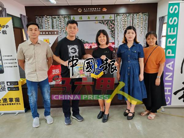 颜振源（左2起）移交《中国报》给雷安妮，左为谢忠辉；右起为官珊珊、罗秋萍。