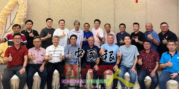 甲五金机械建材磁商联合会欢迎会员及同业，踊跃出席会员大会及联欢晚宴。前排左起为青商主任苏正菳、副主席曾年锡、会务顾问拿督林国安、刘金裕、苏德招、执行顾问拿督威拉曾年樑、黄志勤、副主席黄政陆及财政林振宝。