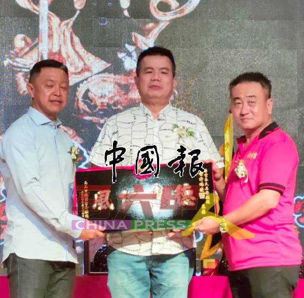 余江福（左）及赵世雄（右），联合赠送牌匾给许喃发，许氏还另外加码捐助给6个受惠团体各1000令吉。