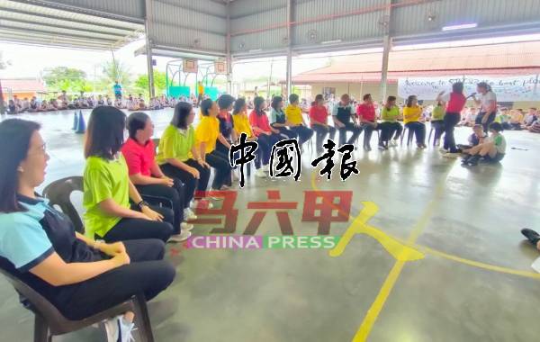 各色队代表老师在同学和老师加油鼓劲下，玩起趣味游戏“过关斩将”、“抓鸭子”和“大风吹”。