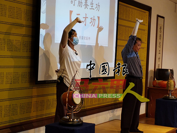 运动带领老师黄秀莲（左起） 随原国荣的动作，向大家一面讲解一面演示。