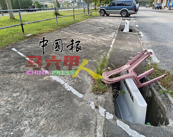 一些洞口置放障碍物，提醒车主注意，勿要泊车，避免车轮掉进沟渠。