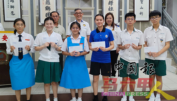 初中组奖励金得奖同学与颁奖人吴建成（后排左起）、邱德山及吴钇亿。