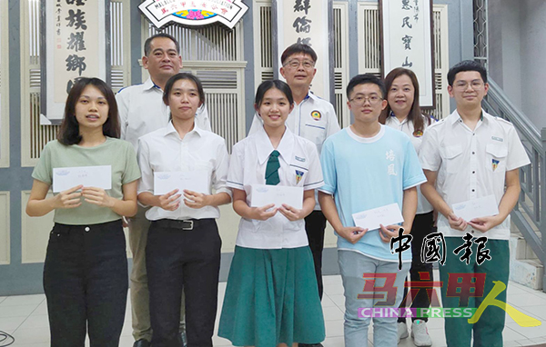 陈保全（后排左起）、曾华金及吴钇亿与高中组奖励金得奖同学合影。