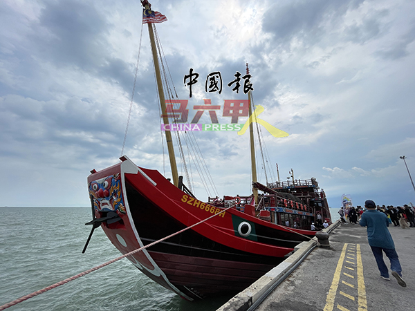 “福宁”号停靠马六甲丹绒布鲁亚斯码头，以促进马中两地友好情谊与交流。
