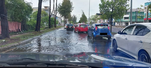 下雨时，左车道积水，对公路使用者带来不便，也威胁安全。