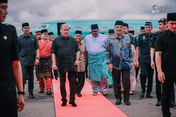 国家元首抵达机场，获甲州元首及甲首长等人迎接。