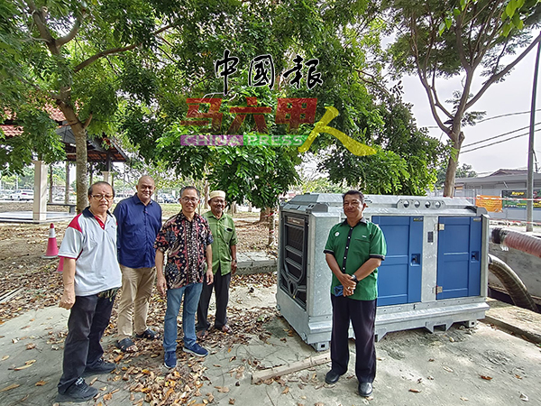 帆加南马班底增设水泵，刘志俍（左3）巡视新水泵的运作，左起李祥生、沙里尔、卡马鲁丁及阿末。