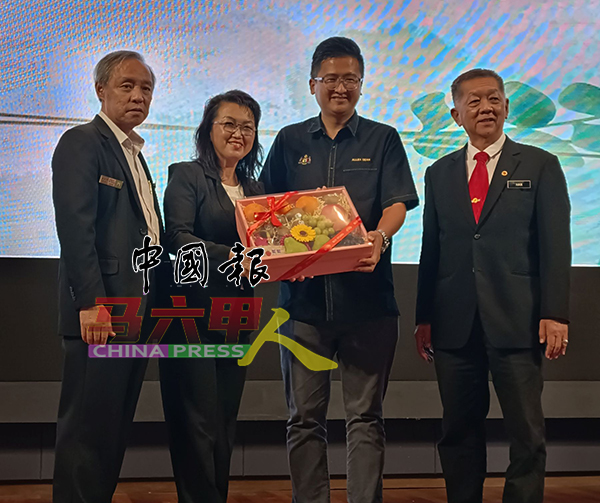 三会主席郑国华校长（左起）、郑敏莉校长及韩斌元校长（右），代表赠送纪念品给闭幕嘉宾谢守钦。