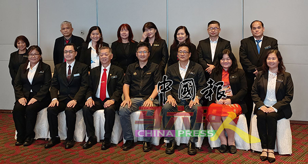 马六甲华小校长理事会新届理事，前排左3起为主席韩斌元及嘉宾谢守钦。