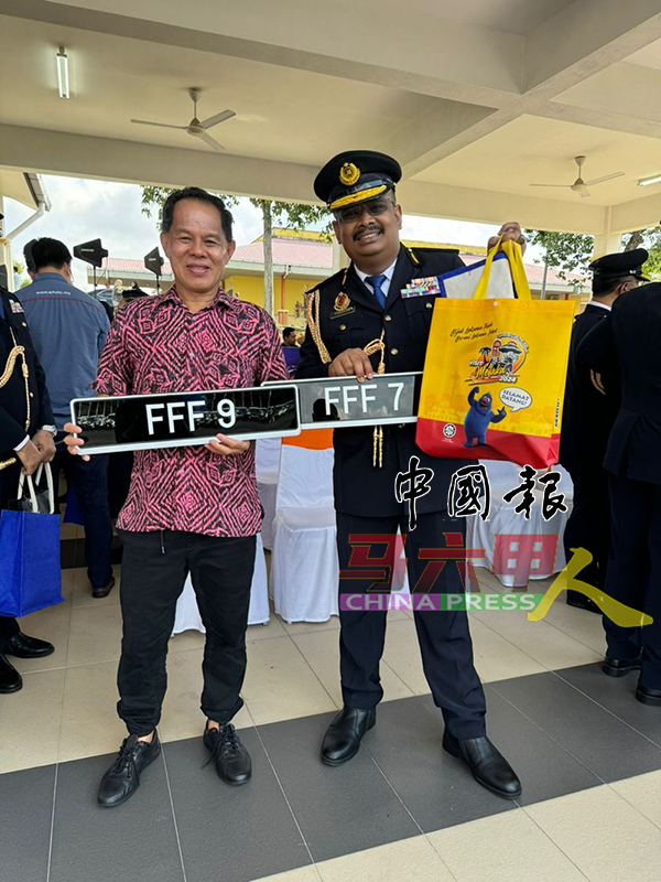朱国升（左）及莫哈末费道勿斯展示“FFF”特别车牌号码。