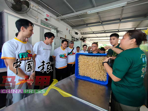 来宾参观采收有机酵素绿豆芽的过程，左起克利安、萧正楠、陈志辉等。