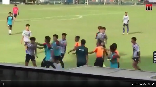 ■两队少年足球球员在球场上忽然大打出手。