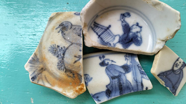 ■马丁于80年代在双岛城一带捕鱼时，发现到的古瓷器碎片。