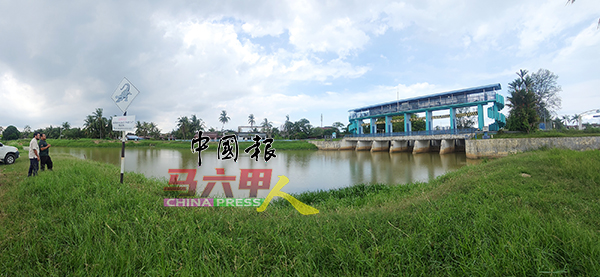 大吉里望水闸门附近的河岸，置放着“小心鳄鱼出没”的告示牌。