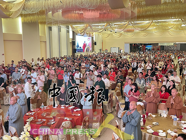 ■马六甲庆祝卫塞节委员会主办“和谐共处，福祉社会”千人素宴，场面十分壮观。