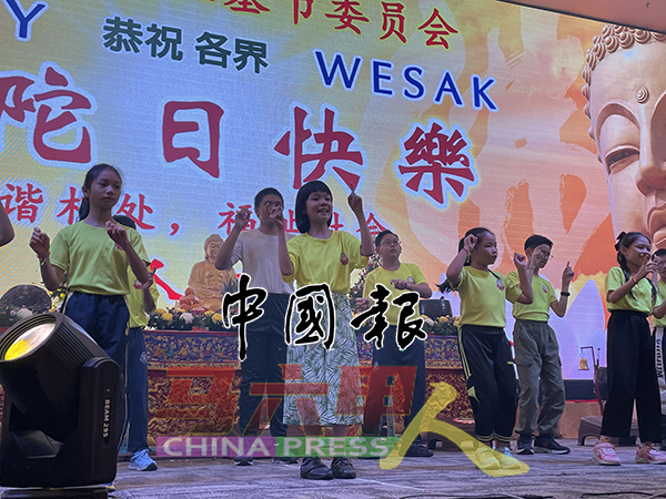 ■马六甲人生佛学中心周日佛学班学员，呈献《爱心小菩萨》手语表演。