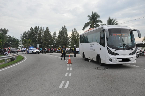 班台昆罗路发生一宗涉及摩哆及巴士的死亡车祸。（照片甲警方提供）