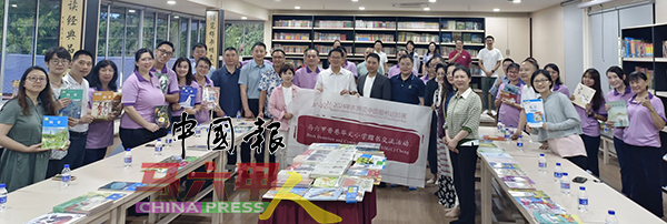 中国7家知名出版社的代表团，赠送100本图书给晋巷华小，举行赠书移交仪式。