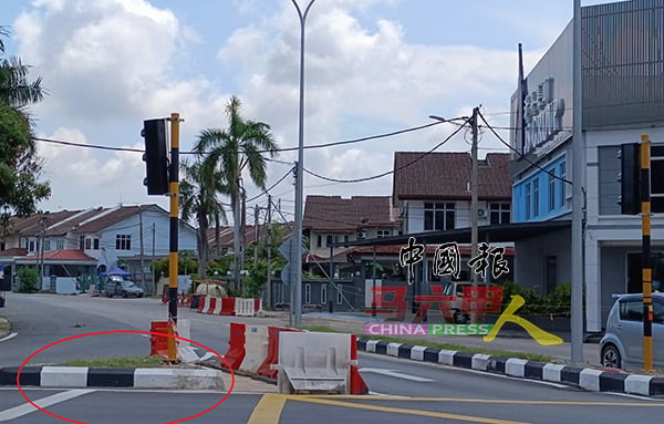 ■波格芒加花园路口所建的安全岛太大，只有容纳一辆车的空间，甚至有车辆撞上安全岛，非常危险，如今安全岛已经缩小（红圈处）。