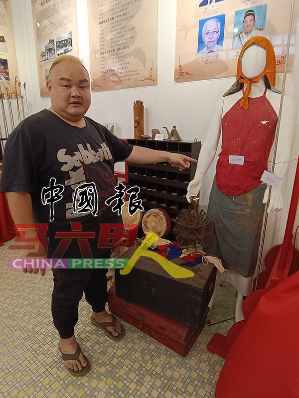 文物馆展示1940年代的三忠宫乩童服饰与法器。