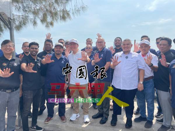 倪可敏（前排左4）与莱斯雅欣（前排右3）与一马人民房屋机构官员，完成视察后合影。