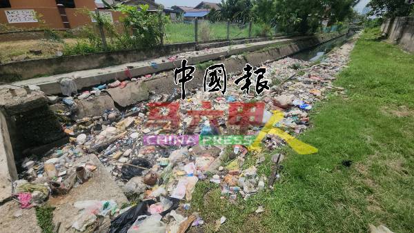 柠檬眼泄洪沟的沟内及沟墙处，皆出现大量垃圾。